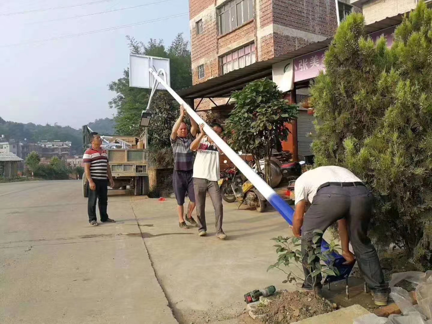 郑州太阳能路灯厂家立杆安装中