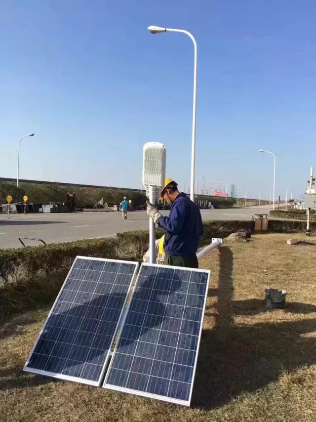郑州郊区太阳能路灯安装现场